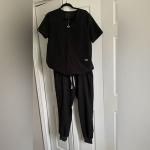 FIGS *set* Black - Casma 3 Pocket scrub Top + Zamora joggers - Large